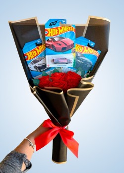 6 rosas rojas + 3 Hot Wheels
