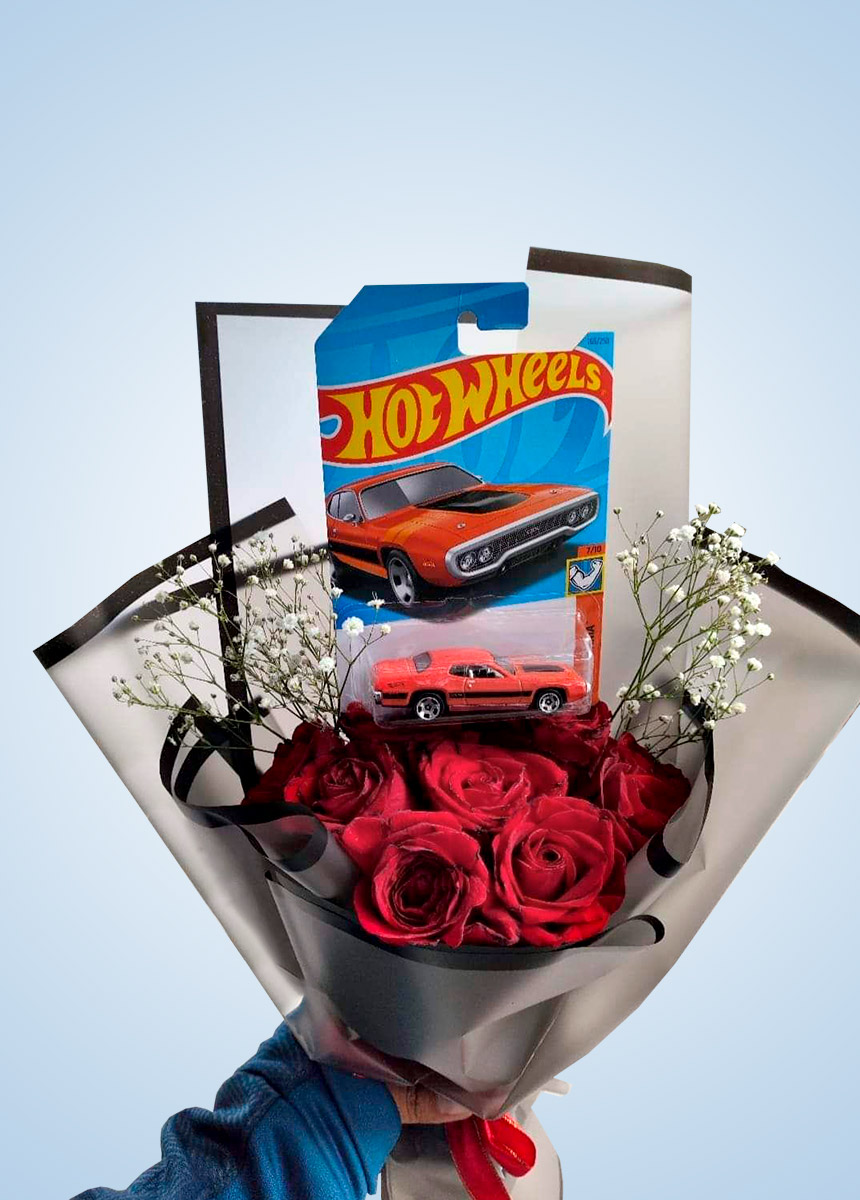 12 rosas rojas + 1 Hot Wheels