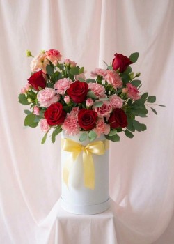 Petit Love | 6 rosas + clavelina